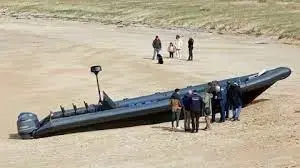 Las dos narcolanchas varadas en playas de Ribeira carecen de indicios de una descarga reciente Las dos narcolanchas varadas en playas de Ribeira carecen de indicios de una descarga reciente