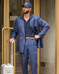 navy-linen-suit-with-polo-shirt-and-baseball-cap-2024-11-27-16-39-41.webp navy-linen-suit-with-polo-shirt-and-baseball-cap-2024-11-27-16-39-41.webp