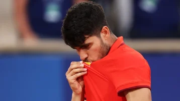 carlos-alcaraz-besa-escudo-espana_162.webp carlos-alcaraz-besa-escudo-espana_162.webp