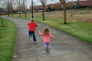 niños huyendo.webp niños huyendo.webp