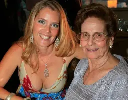 alejandra-navas-junto-a-su-abuela-en-un-acto-gtres.webp alejandra-navas-junto-a-su-abuela-en-un-acto-gtres.webp