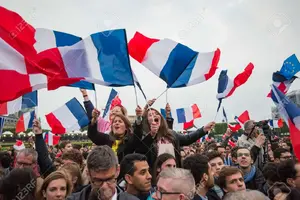 79204911-parís-francia-7-de-mayo-de-2017-gente-agitando-banderas-francesas-en-parís-después-d...webp 79204911-parís-francia-7-de-mayo-de-2017-gente-agitando-banderas-francesas-en-parís-después-d...webp