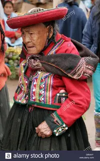 vieja-mujer-quechua-indigena-tradicional-mercado-dominical-en-chinchero-cerca-de-cuzco-peru-a...webp
