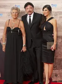7784_pilar-bardem-carlos-bardem-y-celia-blanco-en-la-clausura-del-festival-de-cine-de-san-seb...webp