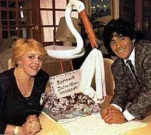 220px-Maradona_y_dalma_1987.webp