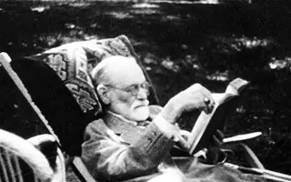Sigmund-Freud-leyendo-un-libro-Blanco-y-Negro.webp