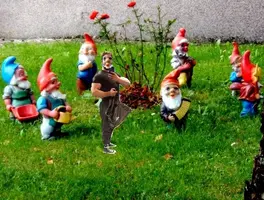 7_garden_gnomes enanitos de jardín garden gnomes jardinitis .webp