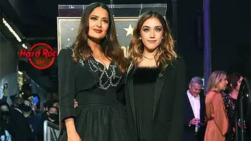 Salma-Hayek-posa-con-su-hija-Valentina-de-14-anos.webp