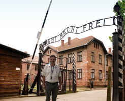 1280px-Auschwitz_I_(22_May_2010).jpg