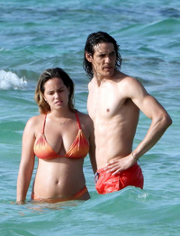 edinson-cavani-jocelyn-burgardt-beach.webp