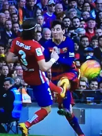 imagen-del-momento-en-el-que-filipe-luis-entra-a-la-rodilla-de-leo-messi-con-dureza--twitter.webp