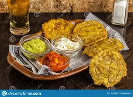 patacones-o-los-tostones-es-rebanadas-verdes-fritas-del-llantén-131576517.webp
