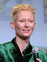 Tilda_Swinton_by_Gage_Skidmore_(cropped).jpg