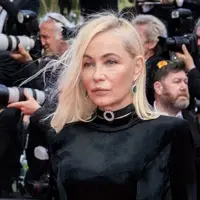 photos-cannes-2022-emmanuelle-beart-envoutante-et-mysterieuse-dans-une-robe-noire-moulante.webp