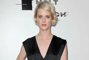 Mackenzie-Davis-en-la-alfombra-roja.webp