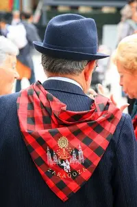 Hombre-con-el-cachirulo-atado-al-cuello-en-las-Fiestas-del-Pilar.webp