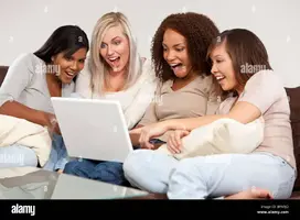 un-grupo-de-cuatro-interracial-hermosas-jovenes-divertirse-viendo-algo-sorprendente-y-diverti...webp