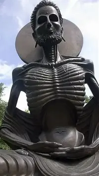 Resultado de imagen de estatua asceta budista