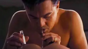 una-escena-donde-leonardo-dicaprio-inhala-cocaina.webp