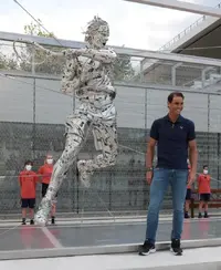 inauguran-estatua-acero-figura-nadal.webp