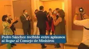 Pedro Sánchez recibido entre aplausos al llegar al Consejo de Ministros -  YouTube