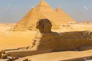 13699755-una-vista-lateral-de-la-gran-esfinge-con-todas-las-de-las-pirámides-de-giza-en-el-fo...webp