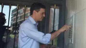 el-presidente-del-gobierno-pedro-sanchez-en-2016-tocando-el-telefonillo_4_800x450.webp