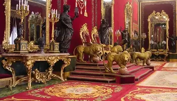 157a523d00e8572132a3bdfadd87426e-Royal Palace of Madrid tours-Crown Room.webp