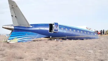 Foto de un avión azul estrellado.webp