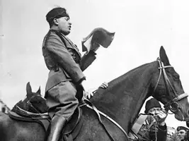 mussolini-caballo.webp