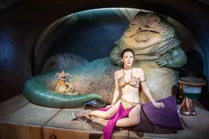 Carrie_Fisher_as_Princess_Leia_Organa_with_Jabba_the_Hutt_and_Salacious_B._Crumb_(33726767023).webp