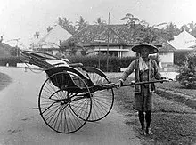 COLLECTIE_TROPENMUSEUM_Rikshaw_voortgetrokken_door_een_chinese_man_Medan_TMnr_10013835.webp