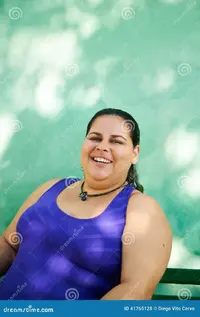 retrato-de-la-mujer-gorda-que-mira-la-cámara-y-la-sonrisa-41765128.webp
