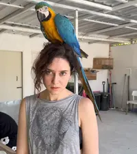 isabel y un pájaro.webp