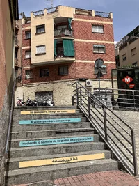 Retolació_multilingüe_(castellà-caló-àrab)_al_barri_de_Roquetes_(Barcelona,_Spain).webp
