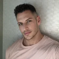 Retrato cercano de hombre sonriente.webp