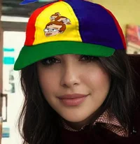 Retrato casual con sombrero divertido.webp