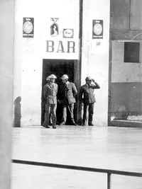VILLAVA_ATARRABIA(1977) Entrada al bar del frontón Atarrabia. En la actualidad Bar Ostatu.En la.webp