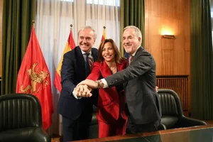 natalia-chueca-jorge-azcon-y-jorge-mas-en-la-constitucion-de-la-sociedad-de-la-nueva-romareda-2.webp