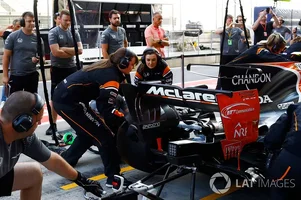 f1-austrian-gp-2017-the-mclaren-team-organise-an-all-female-pit-stop.webp