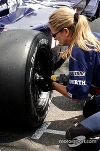 indycar-surfers-paradise-2003-tess-brelia-the-only-lady-tyre-changer-in-the-series-and-per.webp
