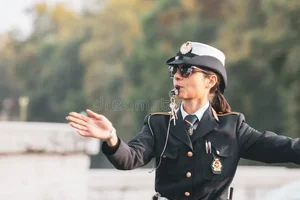 roma-italia-las-mujeres-policías-uniformadas-regulan-el-tráfico-viajes-163860191.webp