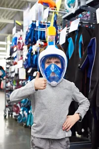 muchacho-en-la-máscara-para-el-buceo-con-escafandra-en-tienda-del-deporte-90567361.webp
