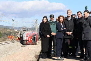 felipe-vi-letizia-maria-jesus-montero-oscar-puente-y-juanma-moreno-en-la-zona-del-accidente-f...webp