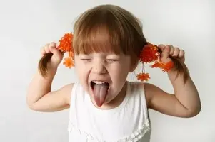 niña sacando lengua.webp