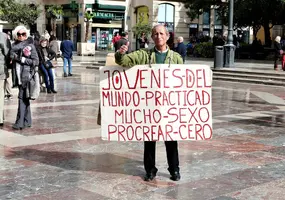 jovenes del mundo practicar mucho sexo y no tengais hijos.webp