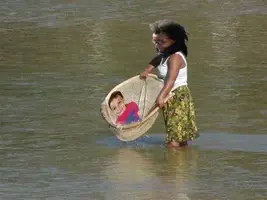 mujer negra pescando.webp