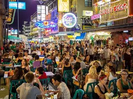 Khao-San-Road-Bangkok-Por-la-noche.jpg