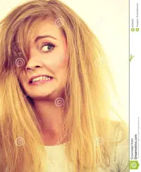 mujer-rubia-loca-enojada-con-el-pelo-sucio-83185937.jpg