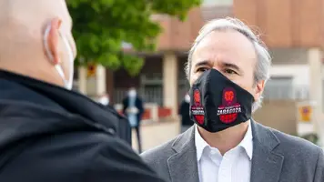 jorge-azcon-con-una-mascarilla-del-basket-zaragoza.webp